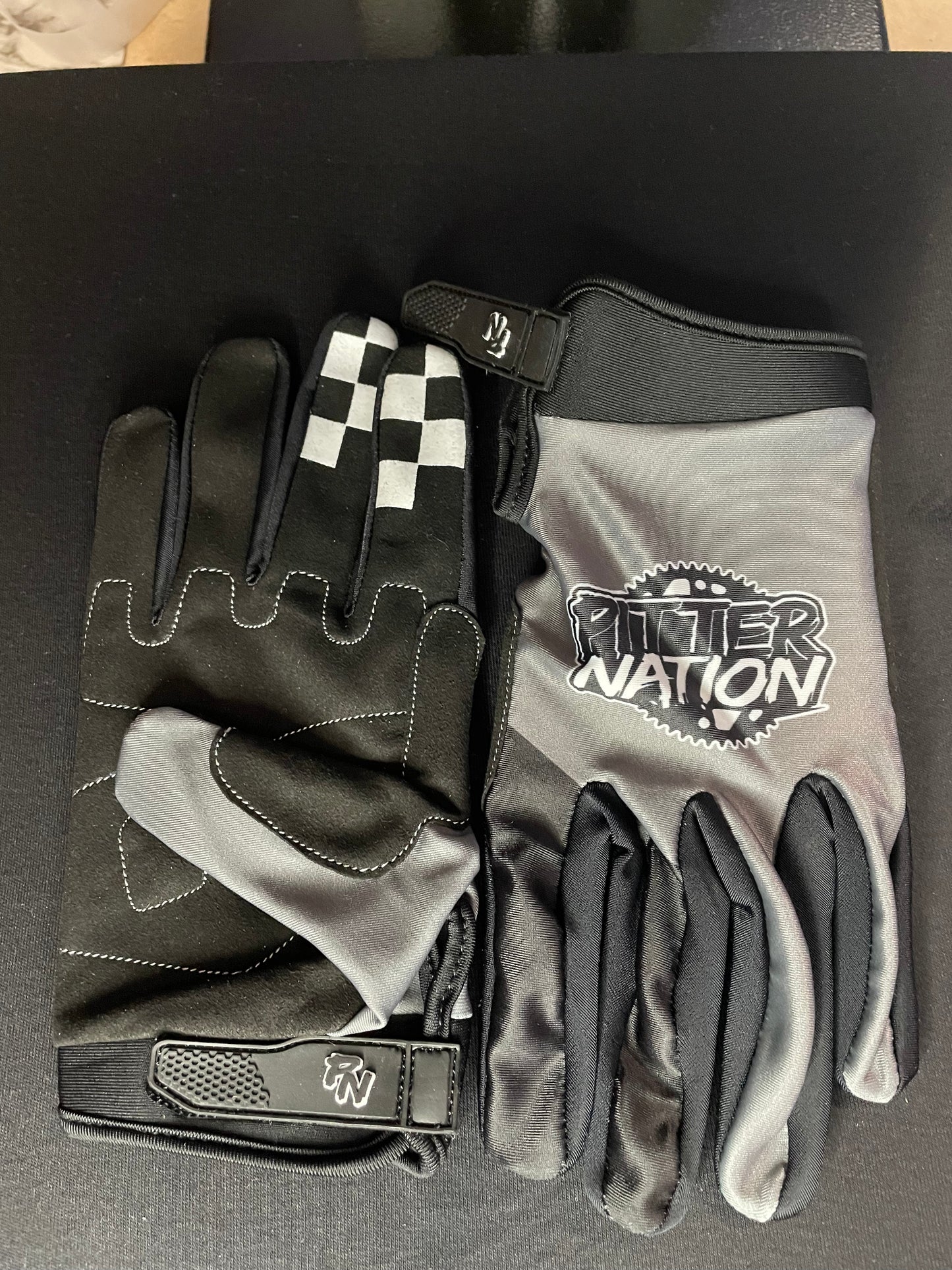 Pitter Gloves