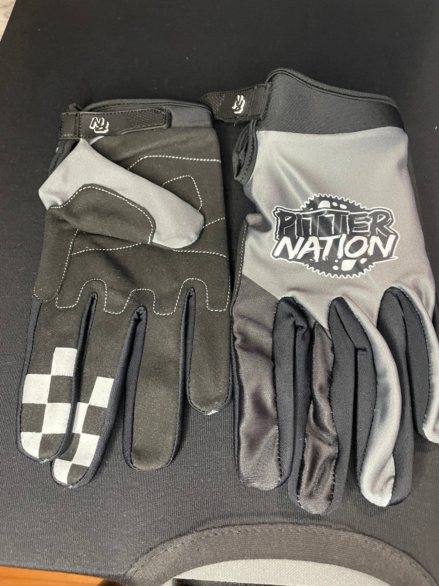 Pitter Gloves
